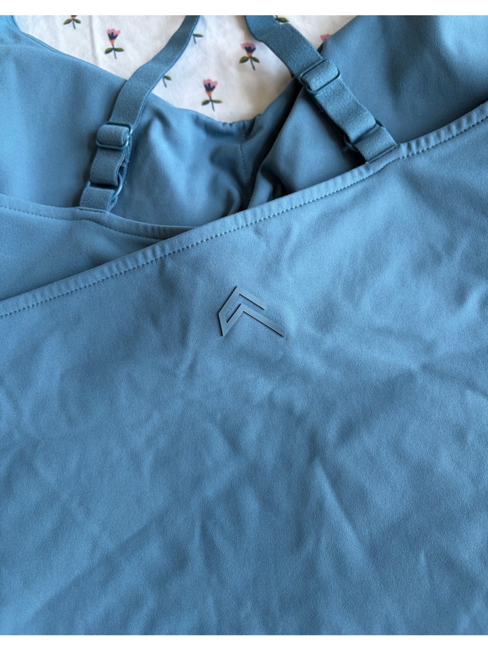 Oner Active Unified v neck cross back tank top - Picture 5 of 6